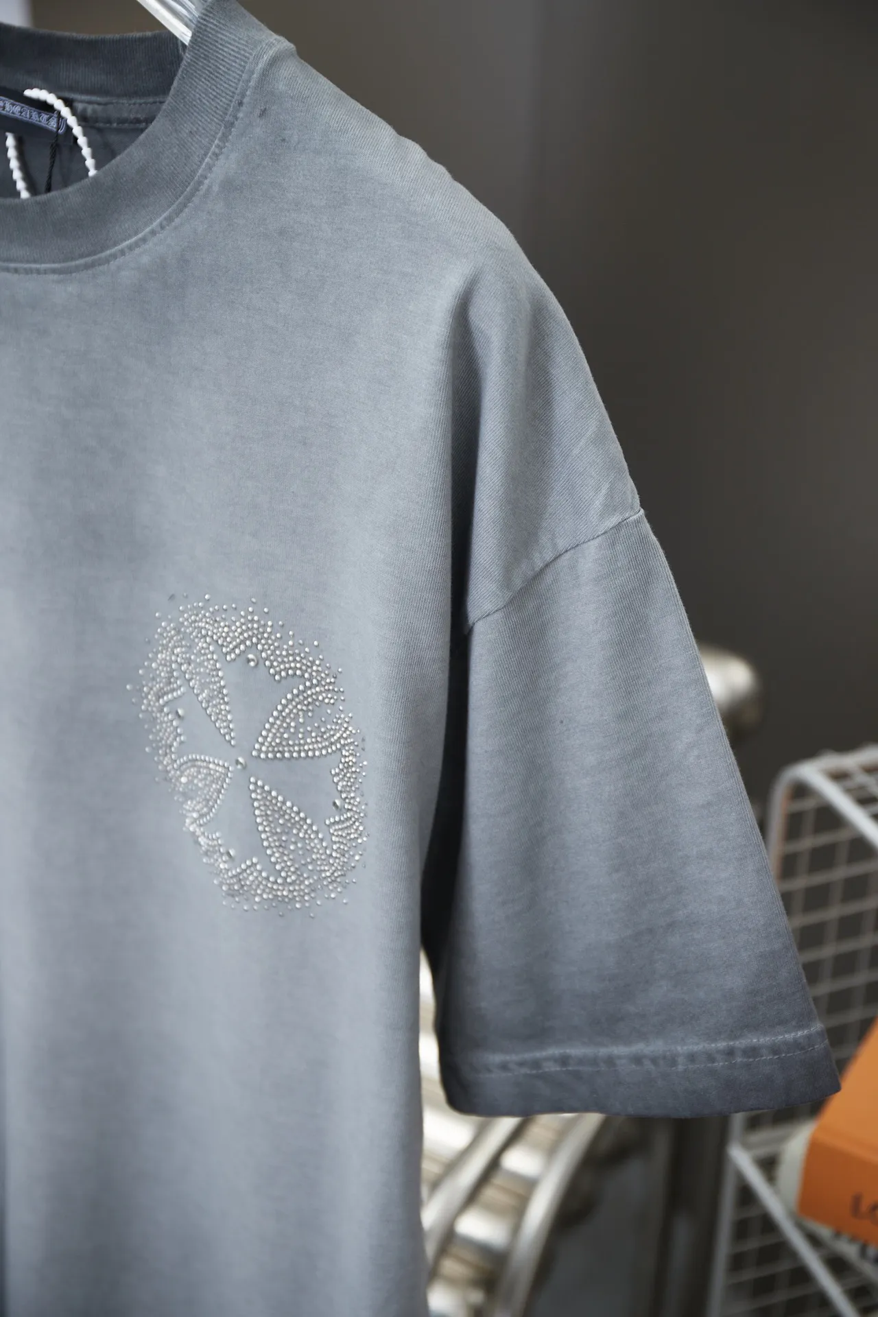 🅿️220 Chrome Hearte 25SS early spring new model, hot diamond short sleeves, light luxury, a must-have item for daily commuting for men and women, correct version, welcome to compare, detailed features · 280 grams of 100% pure cotton double yarn jersey fabric · Special thickened 32 pieces of double-strand 1X1 thread in the same vat · Imported Australian matte pearlescent diamonds. Ready-made garments are dyed and then faded and fried with snowflakes. Then wash to make it look old. General washing improves the effect · Double-needle stitching across seams · Original main mark, washed tag, branded moisture-proof paper packaging Color: black/apricot/grey/military green Size: S/M/L/XL